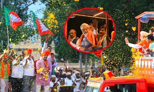 ప్రధాని మోదీ పైకి మొబైల్ ఫోన్ విసిరిన మహిళ (వీడియో)