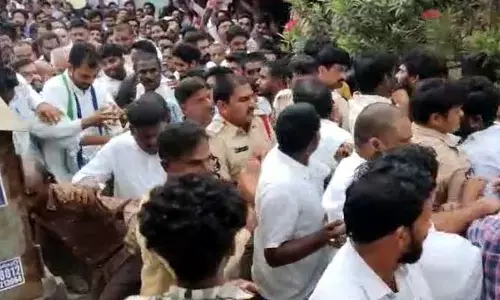 సొంత కార్యకర్తపై చేయి చేసుకున్న అధికార పార్టీ MLA