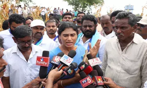 కేసీఆర్ కార్మికులను పురుగుల్లా చూస్తున్నారు: షర్మిల