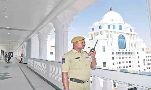 సచివాలయం లోనికి వెళ్లకుండా ఎమ్మెల్యేను అడ్డుకున్న పోలీసులు