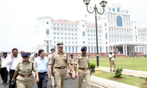 Telangana New Secretariat :సెక్రటేరియట్ వద్ద తొలి రోజే పోలీసులతో ఘర్షణ.. అది లేకుంటే నో ఎంట్రీ!