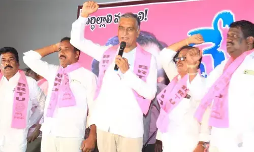 కార్మిక హక్కులను కాలరాస్తున్న కేంద్ర ప్రభుత్వం : మంత్రి హరీష్ రావు