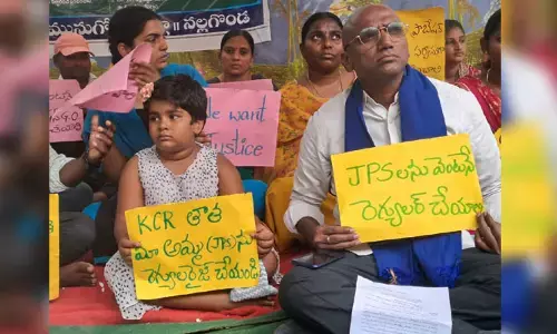 పిల్ల పాపలతో రోడ్డెక్కిన జూనియర్ పంచాయతీ కార్యదర్శులు.. CM కేసీఆర్‌పై RSP ఫైర్