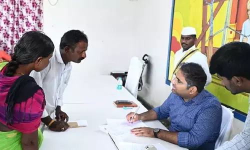 దళారులను నమ్మి మోసపోవద్దు: కలెక్టర్ కోయ శ్రీహర్ష