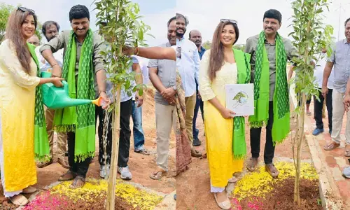 ‘‘గ్రీన్ ఇండియా’’ ఛాలెంజ్‌లో సింగర్ శ్రేయా ఘోషల్.. MP సంతోష్‌తో కలిసి సందడి