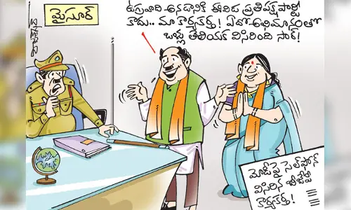 ప్రధాని మోడీపై ఫోన్ విసిరిన మహిళ కార్టూన్ (1-5-2023)