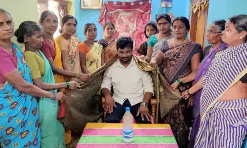 కేటీఆర్ సన్నిహితుడికి మహిళల ఘన సన్మానం