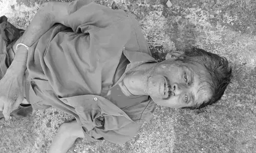 రైలుకింద పడి కూలి బలవన్మరణం