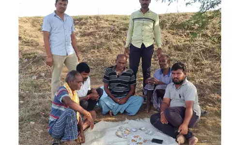 పేకాట స్థావరంపై పోలీసుల దాడి