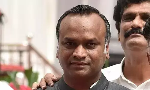 మోడీ ఓ పనికి మాలిన వ్యక్తి.. ప్రధానిపై ఖర్గే కొడుకు వివాదాస్పద వ్యాఖ్యలు