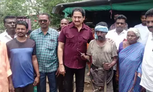 సమ్మక్క సారమ్మలను దర్శించుకున్న సినీనటుడు సుమన్..