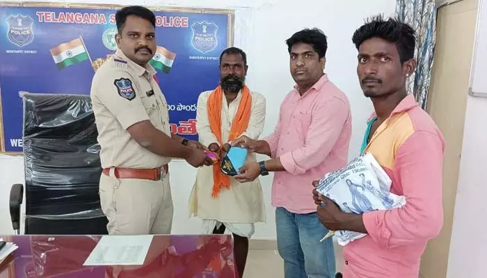 నిజాయితీని చాటుకున్న వస్త్ర దుకాణం యాజమాని.. నిజాయితీని చాటుకున్న వస్త్ర దుకాణం యాజమాని..