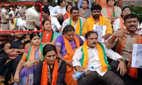 జల మండలిని ముట్టడించిన బీజేపీ.. కార్పొరేటర్లు పోలీసులకు మధ్య ఉద్రిక్త పరిస్థితి