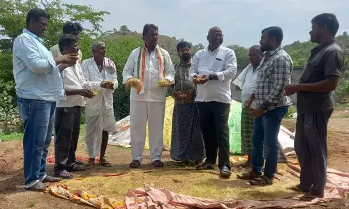రైతుల దయనీయ స్థితి అధికారులకు పట్టదా : డీసీసీ అధ్యక్షుడు అడ్లూరి లక్ష్మణ్ కుమార్