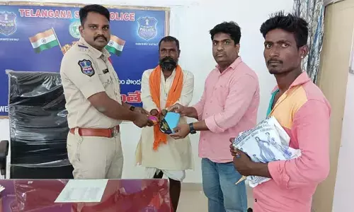 నిజాయితీని చాటుకున్న వస్త్ర దుకాణం యాజమాని..