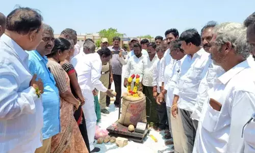 మొక్కజొన్న కొనుగోలు కేంద్రాన్ని ప్రారంభించిన ఎమ్మెల్యే  అబ్రహం..