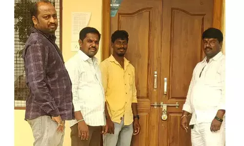 పంచాయతీ కార్యదర్శుల సమ్మెకు మద్దతుగా పంచాయతీకి తాళం వేసిన సర్పంచ్