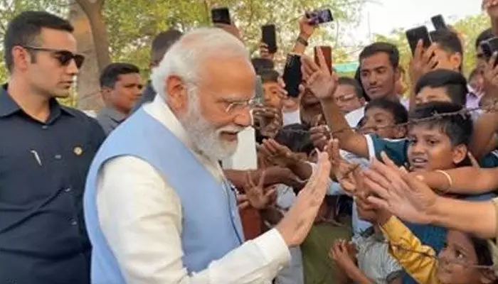 చిన్న పిల్లలకు షేక్ హ్యాండ్ ఇవ్వని మోడీ.. విమర్శలు గుప్పిస్తోన్న కాంగ్రెస్! చిన్న పిల్లలకు షేక్ హ్యాండ్ ఇవ్వని మోడీ.. విమర్శలు గుప్పిస్తోన్న కాంగ్రెస్!