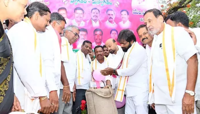 తడిసిన ధాన్యం కొని రైతులను ఆదుకుంటాం: మంత్రి శ్రీనివాస్ గౌడ్ తడిసిన ధాన్యం కొని రైతులను ఆదుకుంటాం: మంత్రి శ్రీనివాస్ గౌడ్