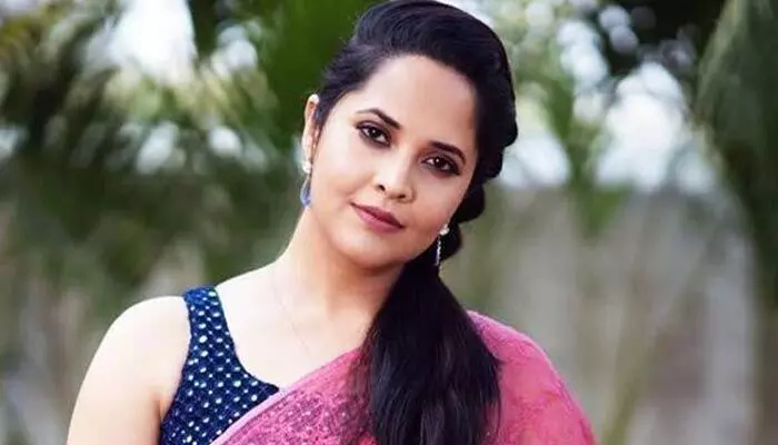 ఆ పని కోసమే హీరోయిన్లను వాడుకుంటున్నారు: అనసూయ ఆ పని కోసమే హీరోయిన్లను వాడుకుంటున్నారు: అనసూయ