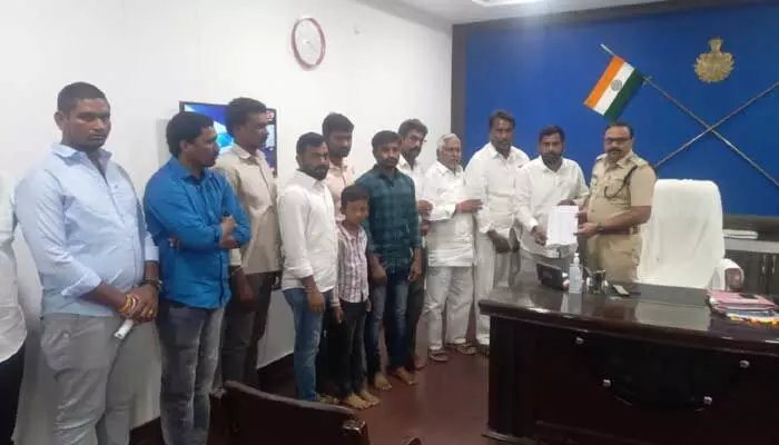 జీవన్ రెడ్డి ఆధ్వర్యంలో ఎస్పీని కలిసిన ఇతనాల్ బాధితులు.. జీవన్ రెడ్డి ఆధ్వర్యంలో ఎస్పీని కలిసిన ఇతనాల్ బాధితులు..