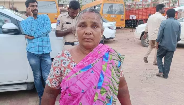 వృద్ధురాలి మెడలో బంగారం గొలుసు అపహరణ.. వృద్ధురాలి మెడలో బంగారం గొలుసు అపహరణ..