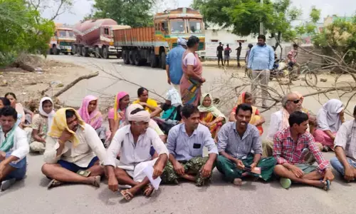 రోడ్డెక్కిన రైతున్న..ఐకేపీలో కొనుగోళ్లలో జాప్యంపై ఆందోళన