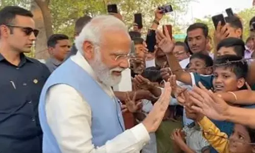 చిన్న పిల్లలకు షేక్ హ్యాండ్ ఇవ్వని మోడీ.. విమర్శలు గుప్పిస్తోన్న కాంగ్రెస్!