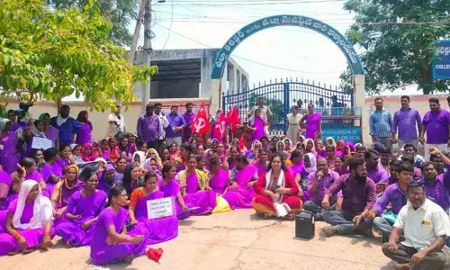 కలెక్టరేట్ ని ముట్టడించిన వీఓఏలు..