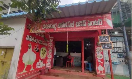 దుర్వాసన వెదజల్లుతున్న చికెన్ సెంటర్.. ఇబ్బందులు ఎదుర్కొంటున్న స్థానికులు..