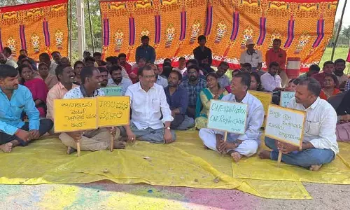 జూనియర్ కార్యదర్శులు మౌన దీక్ష..