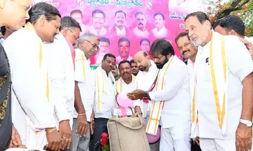 తడిసిన ధాన్యం కొని రైతులను ఆదుకుంటాం: మంత్రి శ్రీనివాస్ గౌడ్