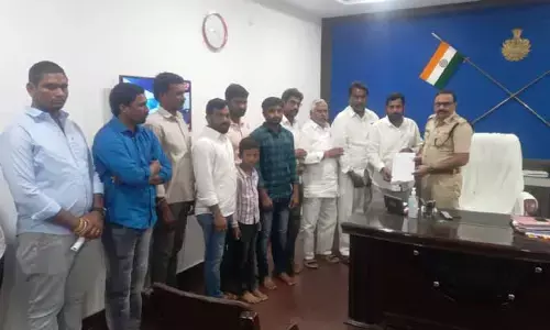 జీవన్ రెడ్డి ఆధ్వర్యంలో ఎస్పీని కలిసిన ఇతనాల్ బాధితులు..