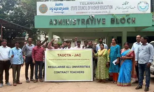 యూనివర్సిటీ కాంట్రాక్ట్ అధ్యాపకుల ధర్నా.. డిమాండ్ ఇదే!