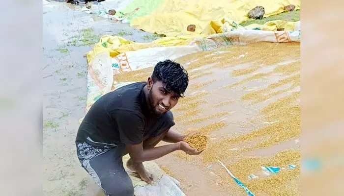 రోజు విడిచి రోజు కురుస్తున్న వానలు.. రైతు కళ్లలో కన్నీరు రోజు విడిచి రోజు కురుస్తున్న వానలు.. రైతు కళ్లలో కన్నీరు