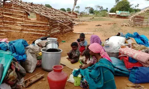 పక్కా గృహాలకు నోచుకోని ఆదివాసీలు