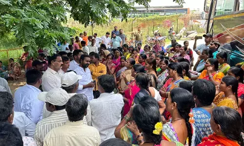 ఇక్రిసాట్ లో కాంట్రాక్టు కార్మికుల సమస్యలను పరిష్కరించాలి : పటాన్ చెరు కాంగ్రెస్ ఇన్ చార్జి కాట శ్రీనివాస్ గౌడ్
