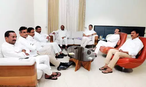 పొంగులేటి నివాసంలో కొనసాగుతున్న చర్చలు.. కాసేపట్లో వీడనున్న సస్పెన్స్!
