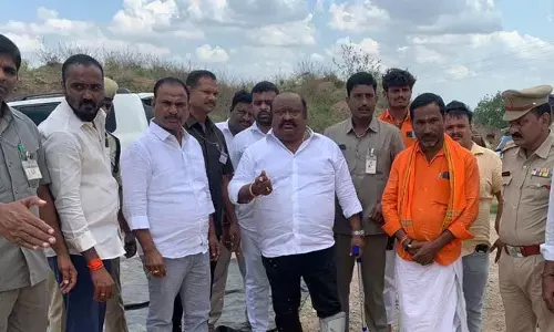 గవర్నర్​కు రైతుల కష్టాలు కనిపించడం లేదా..?