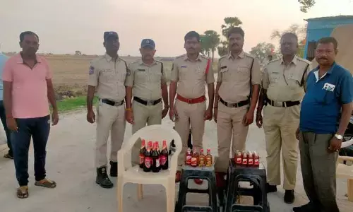 పోలీసులను చూసి మద్యం వదిలేశారు..