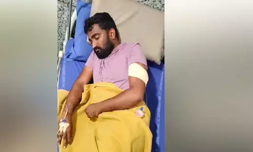చికెన్​ పకోడిలో కారం ఎక్కువైందని అడిగితే కష్టమర్​ పై కత్తితో దాడి..