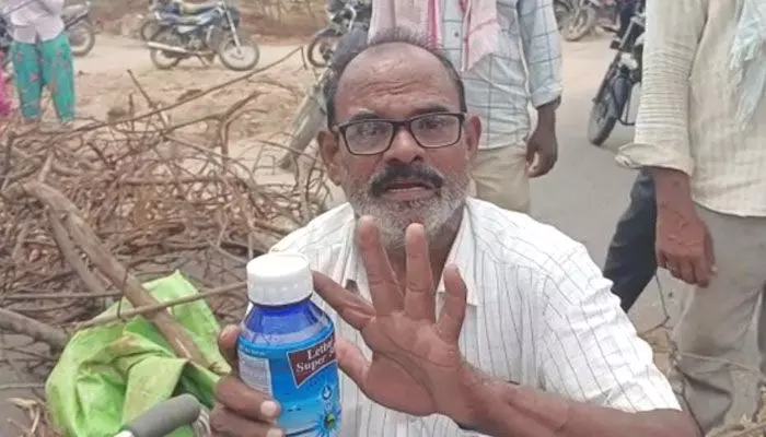 పురుగుల మందు డబ్బాలతో రోడ్డెక్కిన రైతులు (వీడియో) పురుగుల మందు డబ్బాలతో రోడ్డెక్కిన రైతులు (వీడియో)