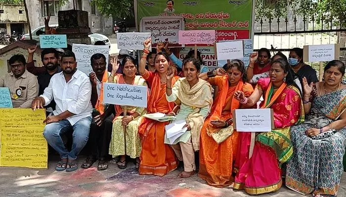 జూనియర్ పంచాయతీ కార్యదర్శులను రెగ్యులరైజ్ చేయాలి : బీజేపీ రాష్ట్ర కార్యవర్గ సభ్యురాలు భోగ శ్రావణి జూనియర్ పంచాయతీ కార్యదర్శులను రెగ్యులరైజ్ చేయాలి : బీజేపీ రాష్ట్ర కార్యవర్గ సభ్యురాలు భోగ శ్రావణి