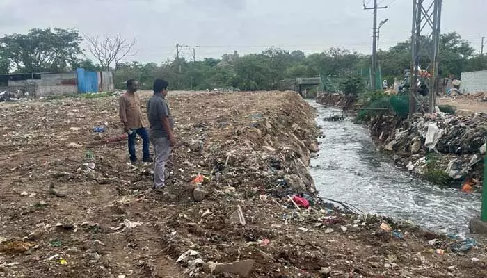 నాలా కబ్జాచేస్తున్న వారి పై చట్టరిత్యా చర్యలు తీసుకుంటాం : తహసిల్దార్ గోవర్ధన్ నాలా కబ్జాచేస్తున్న వారి పై చట్టరిత్యా చర్యలు తీసుకుంటాం : తహసిల్దార్ గోవర్ధన్