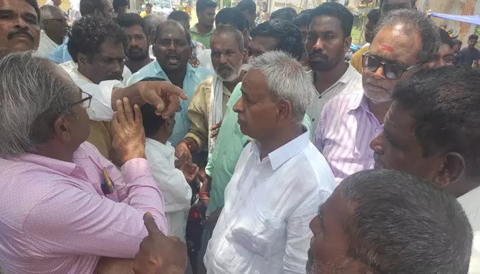 ఎత్తిపోతల అక్రమాలపై డీఈని నిలదీసిన రైతులు ఎత్తిపోతల అక్రమాలపై డీఈని నిలదీసిన రైతులు