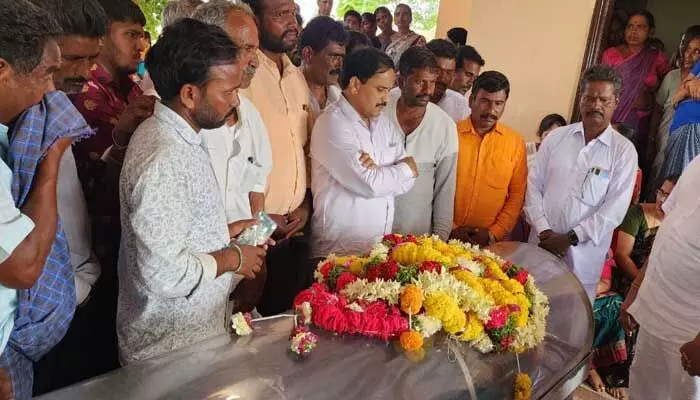 వార్డు సభ్యుడు లక్ష్మారెడ్డి మృతి గ్రామానికి తీరని లోటు : ఎమ్మెల్సీ కసిరెడ్డి నారాయణరెడ్డి వార్డు సభ్యుడు లక్ష్మారెడ్డి మృతి గ్రామానికి తీరని లోటు : ఎమ్మెల్సీ కసిరెడ్డి నారాయణరెడ్డి