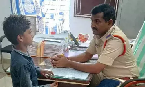 మా నాన్నకు బుద్ధి చెప్పండి.. అమ్మను కొడుతుంటే తట్టుకోలేకపోతున్నా