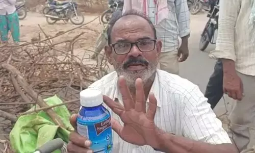 పురుగుల మందు డబ్బాలతో రోడ్డెక్కిన రైతులు (వీడియో)