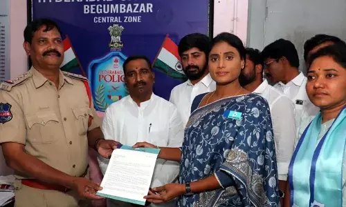 మంత్రి కేటీఆర్‌పై వైఎస్ షర్మిల ఫిర్యాదు