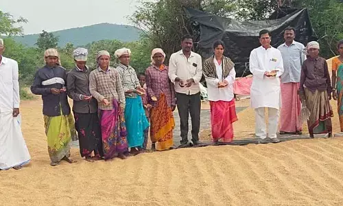 మొలకెత్తిన ధాన్యం ప్రభుత్వం కొనాలి : మాజీ మంత్రి చిన్నారెడ్డి